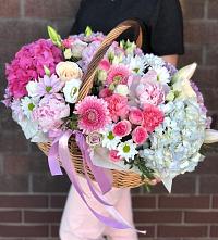 Цветочная композиция из Розы, Хризантемы, Пионы и Лизиантусы в корзине в Каменной Балке