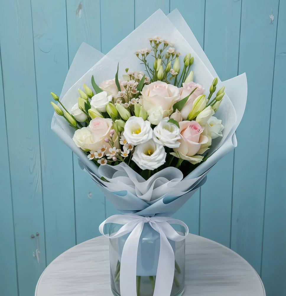 Букет цветов из: Розы и Лизиантусы в Каменной Балке