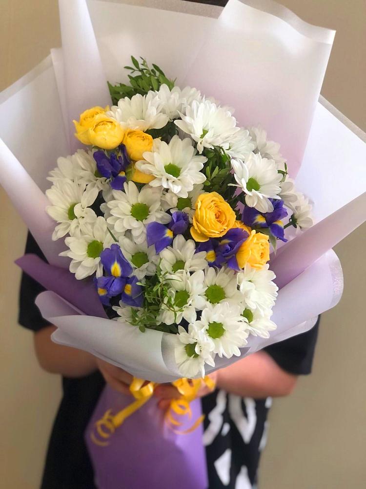 Букет цветов из: Ирисы, Хризантемы и Розы в Каменной Балке