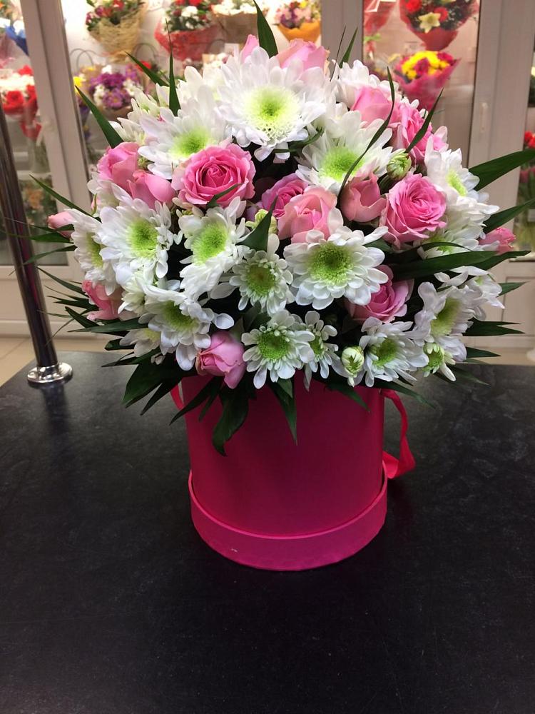 Цветочная композиция из Розы и Хризантемы в шляпной коробке в Каменной Балке