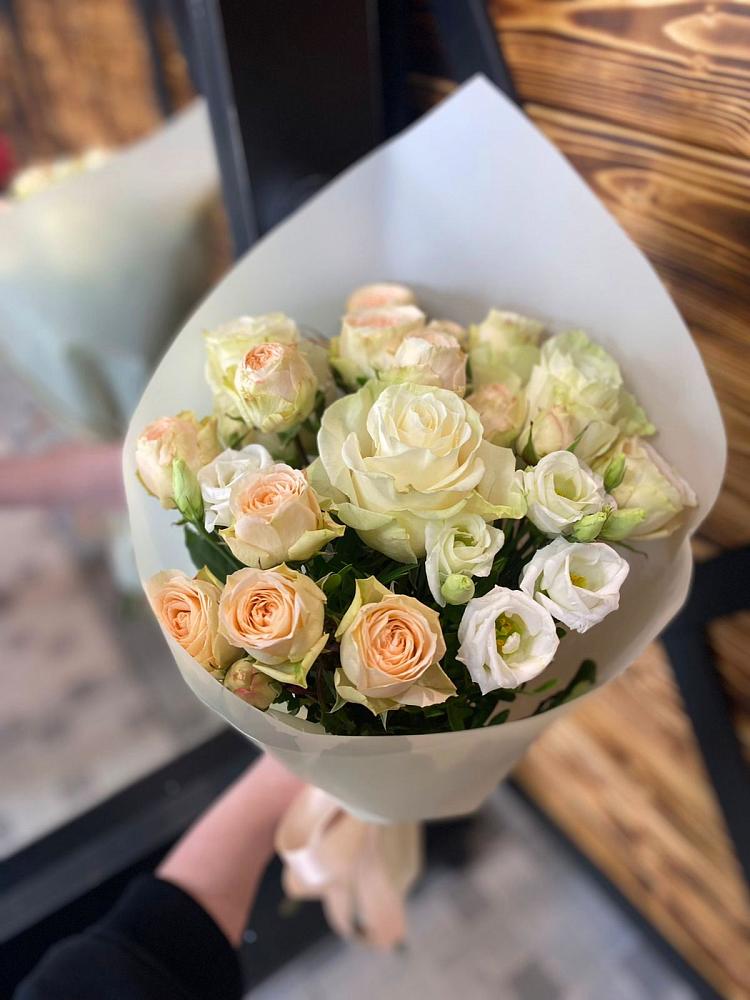 Букет цветов из: Розы и Лизиантусы в Каменной Балке